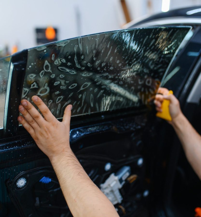 auton lasin tummennus